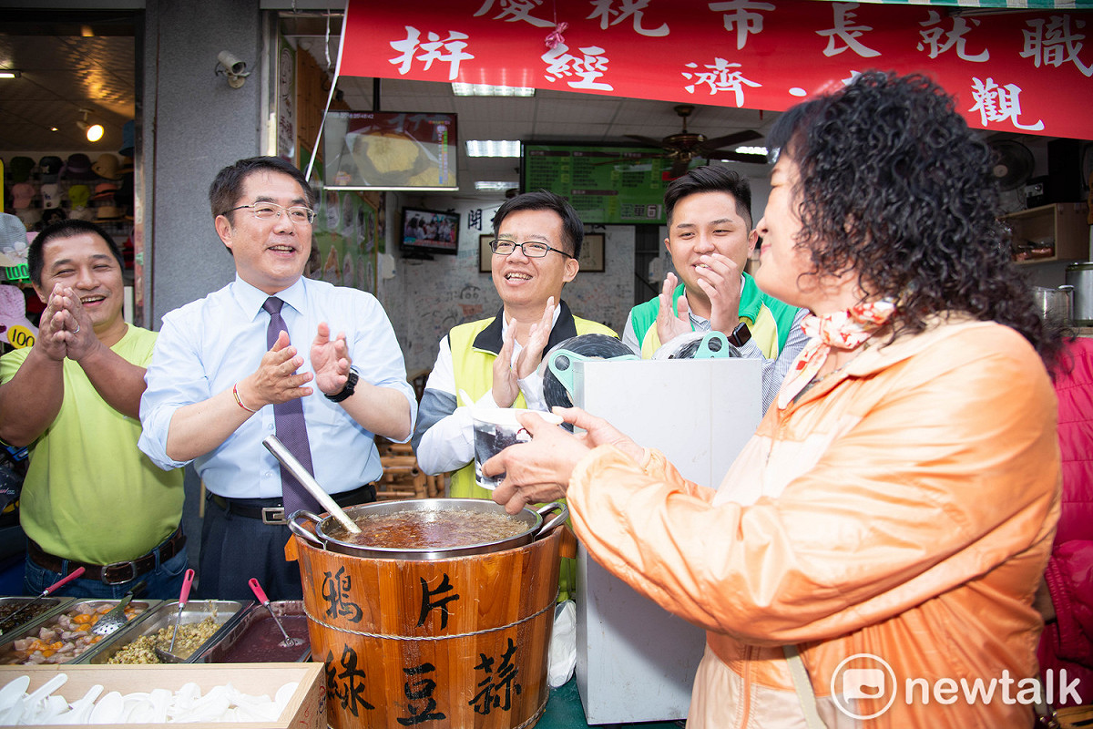 台南市長當選人黃偉哲到安平出席「金華61鴉片綠豆蒜」老闆張耀升舉辦的「綠豆蒜挺凍蒜」活動，現場送出３００碗「鴉片綠豆蒜」，做為慶祝市長當選、店家免費請客的台南第一砲。 圖 : 黃博郎/攝