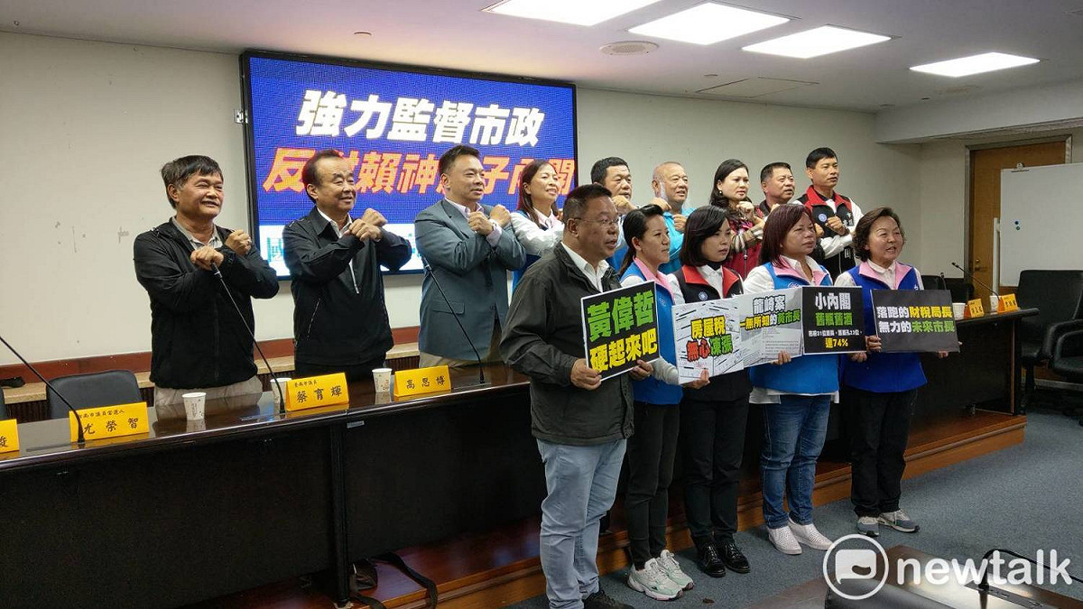 前行政院政務委員高思博率領16位國民黨黨籍議員舉行記者會，強力要求黃偉哲拿出一個市長應有的肩膀，為台南市民服務，不應是個凡事只能聽從新潮流命令的玩偶。 圖 : 黃博郎/攝