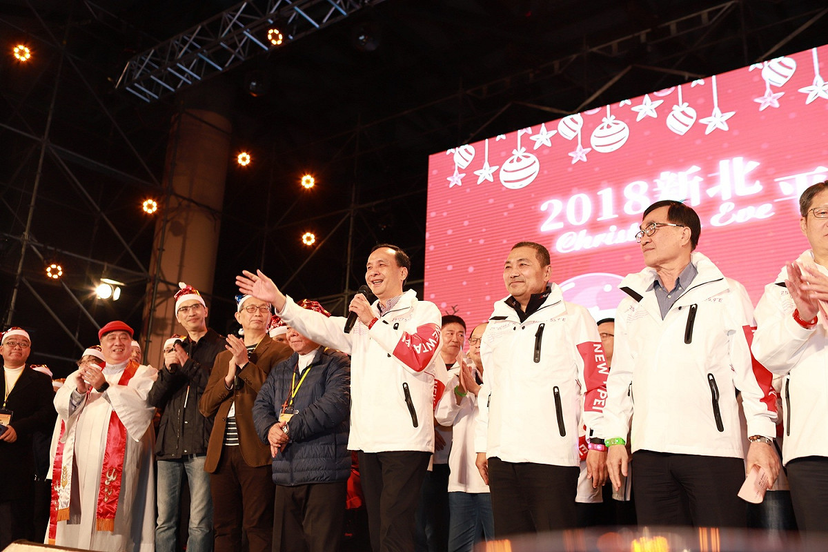 朱立倫今晚出席市長任內最後一場行程「2018新北平安夜活動」，感謝市民給他八年服務的機會。 圖：新北市政府民政局／提供
