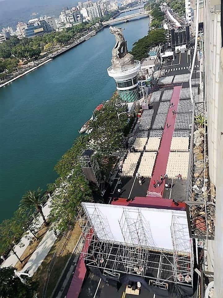 新任高雄市長韓國瑜在愛河畔舉行就職典禮的場佈實景。公關活動業者指出，這個等級依的行情，成本絕對不只98萬，但是看在宣傳以及未來合作的效益，會有業者搶著投標。 高雄網友提供