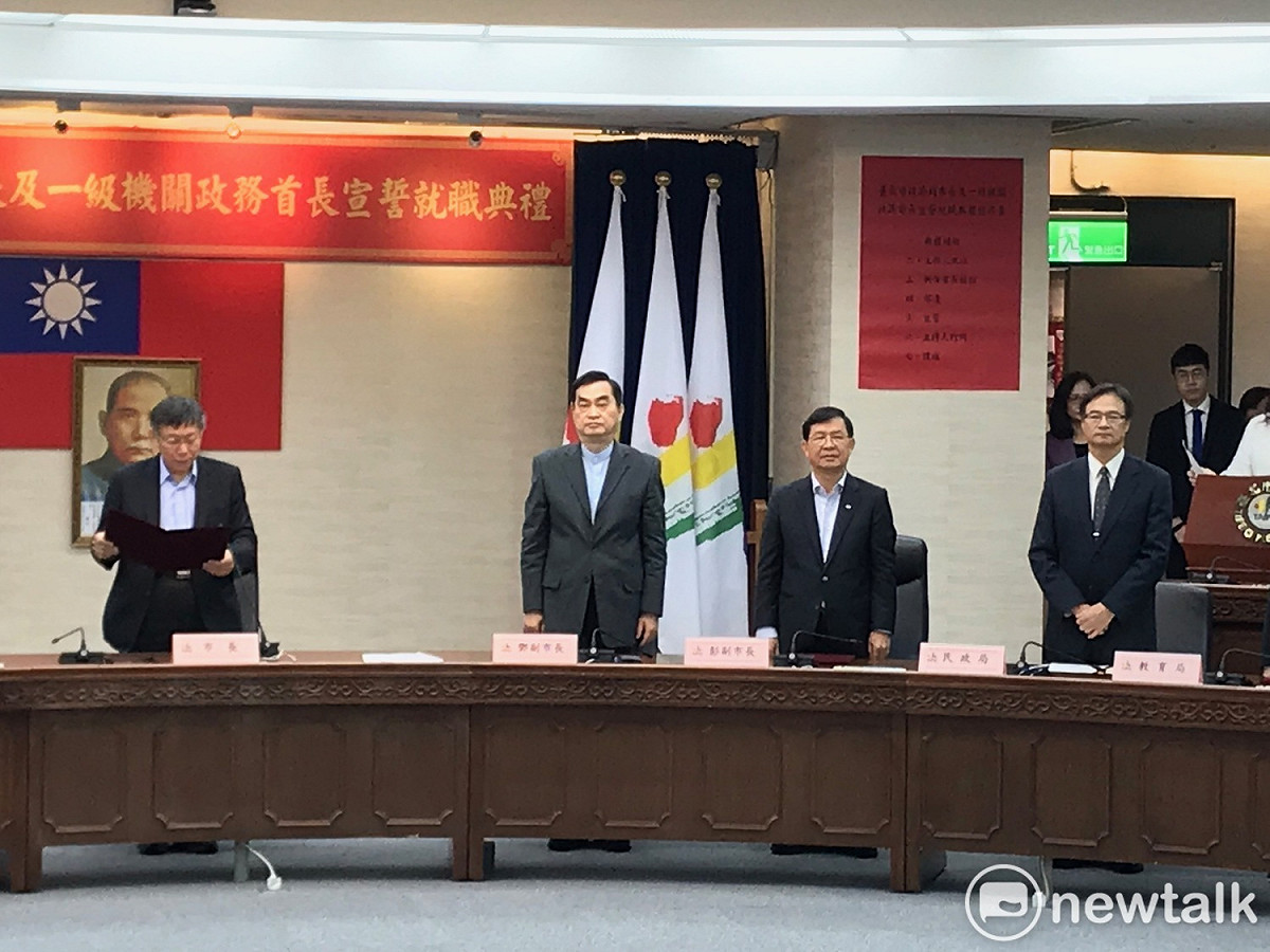 台北市長柯文哲（左起）與副市長鄧家基、彭振聲與民政局長藍世聰。 圖 : 周煊惠/攝