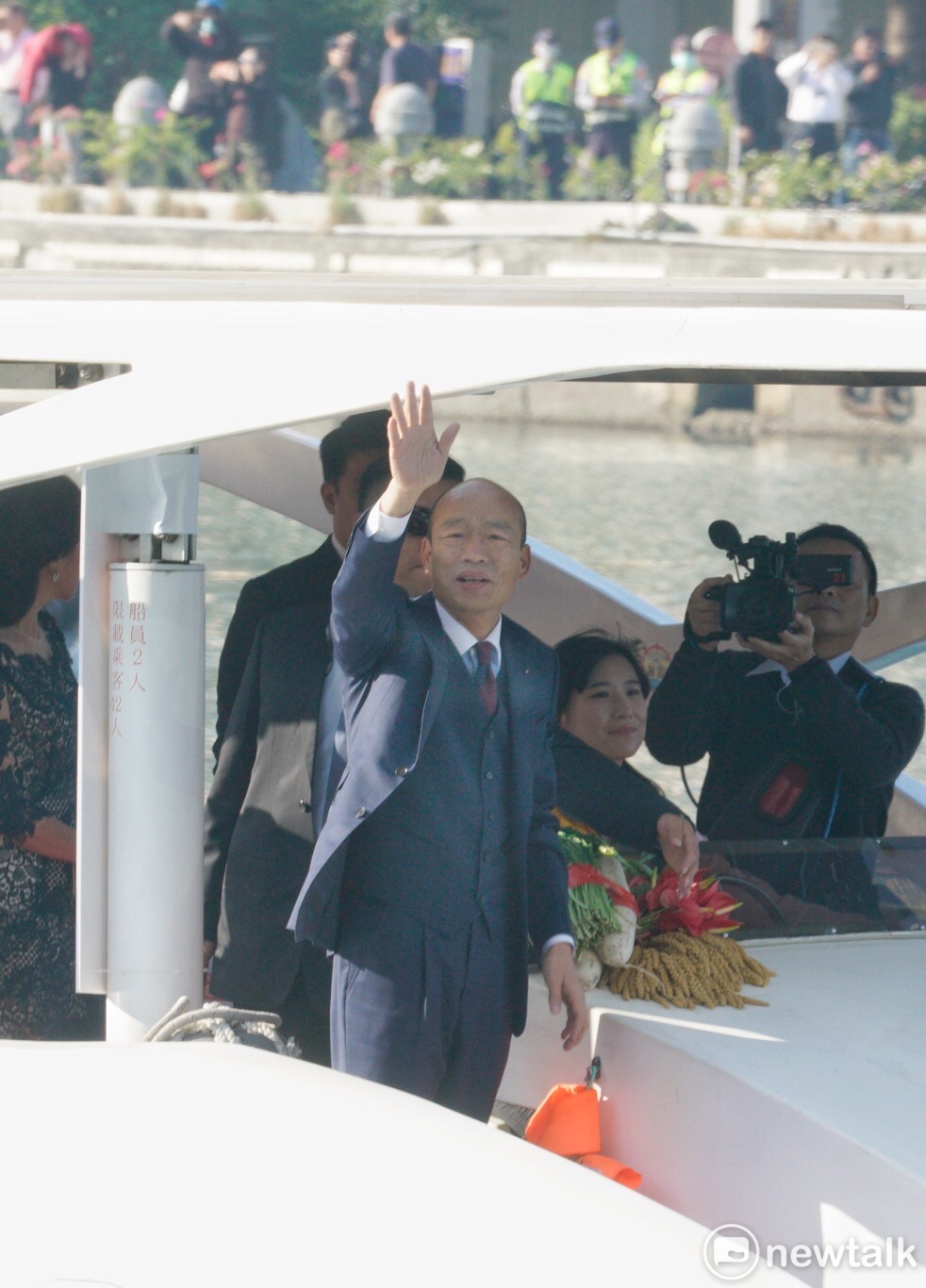 韓國瑜在船上與支持者熱情招呼。 圖：張良一/攝