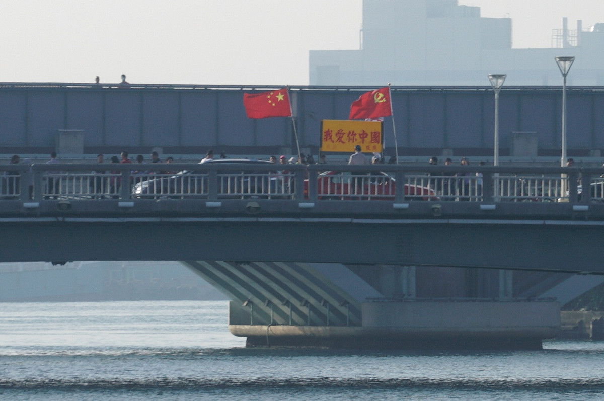 一面中國五星旗和中國共產黨旗出現在韓國瑜就職會場外的五福橋上。 圖：張良一/攝