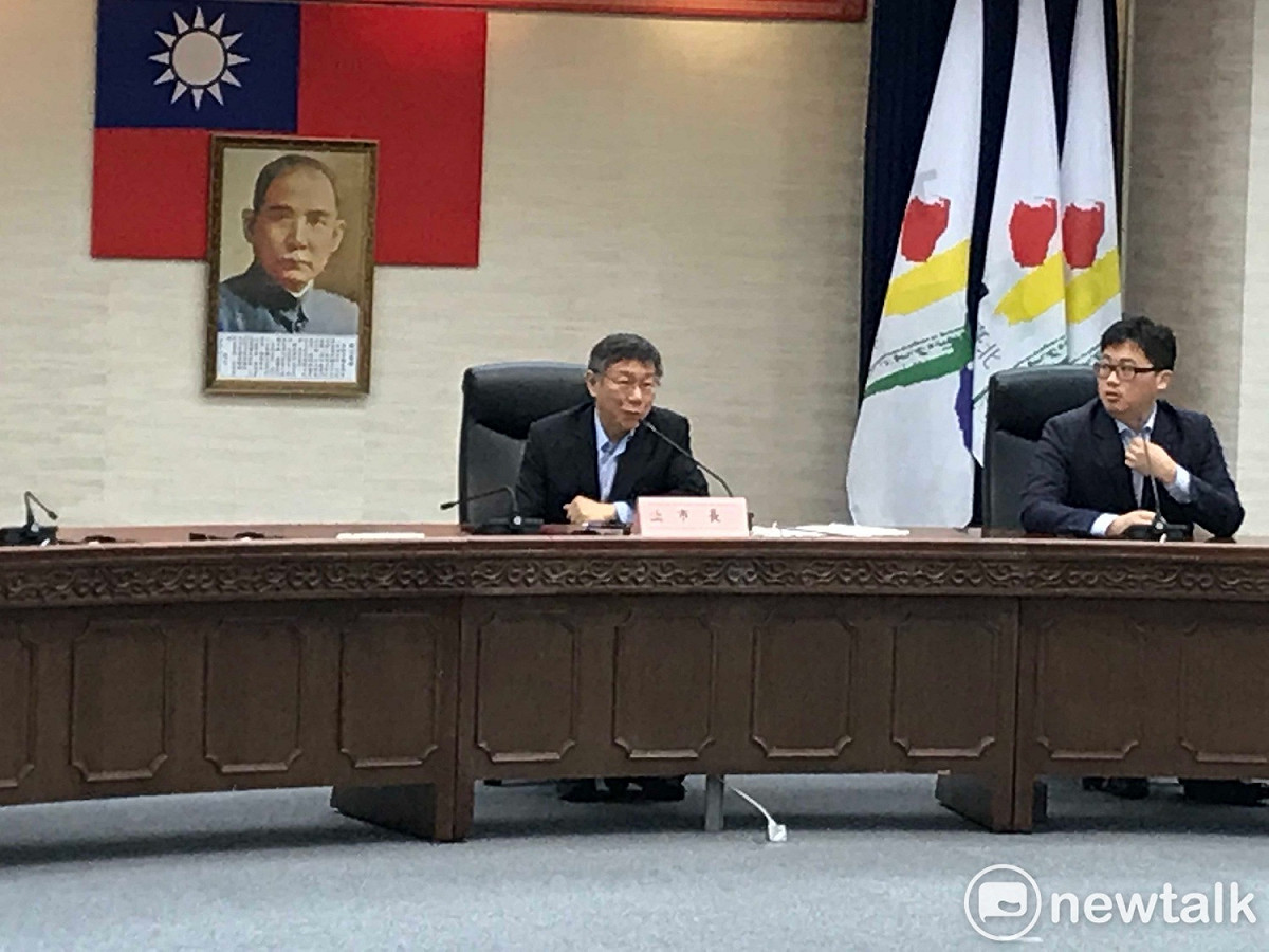 台北市長柯文哲（中）與觀傳局長兼任發言人劉奕霆。 圖 : 周煊惠 / 攝