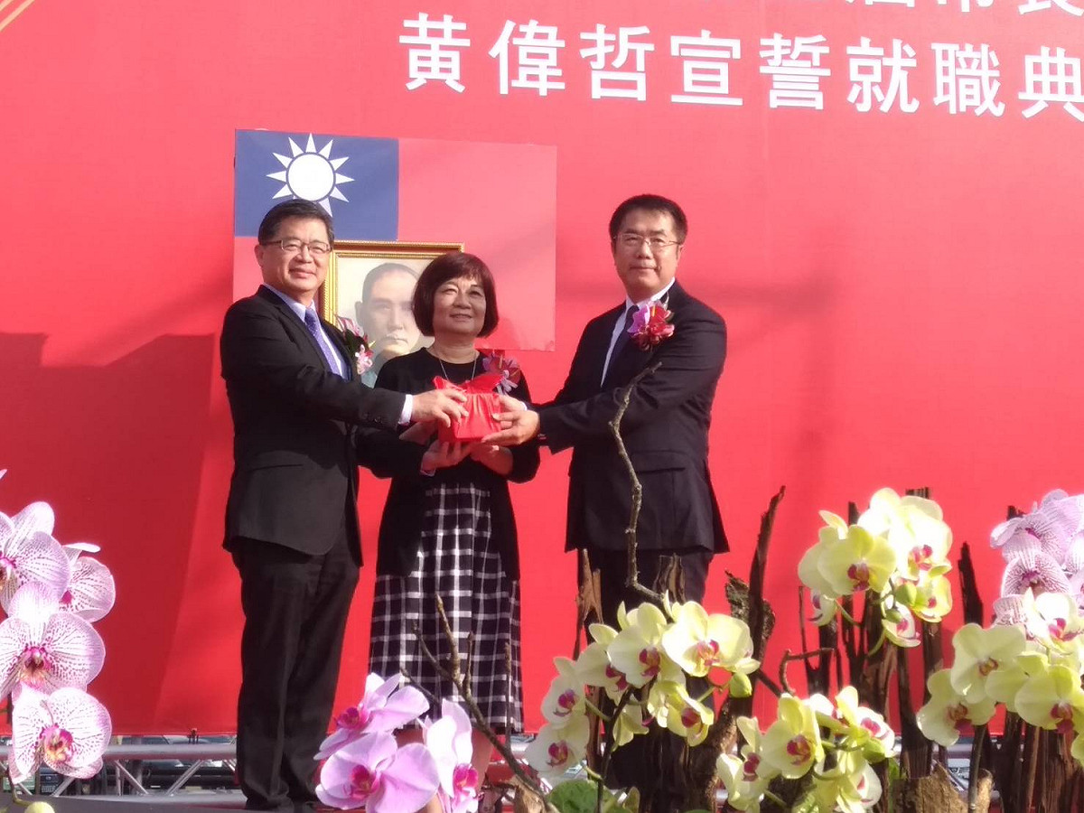 台南市政府在永華市政中心西拉雅廣場舉行第三屆市長宣誓就職典禮，典禮走簡約風，只花了50萬元。新任市長黃偉哲從卸任代理市長李孟諺的手中接下印信。 圖：黃博郎/攝