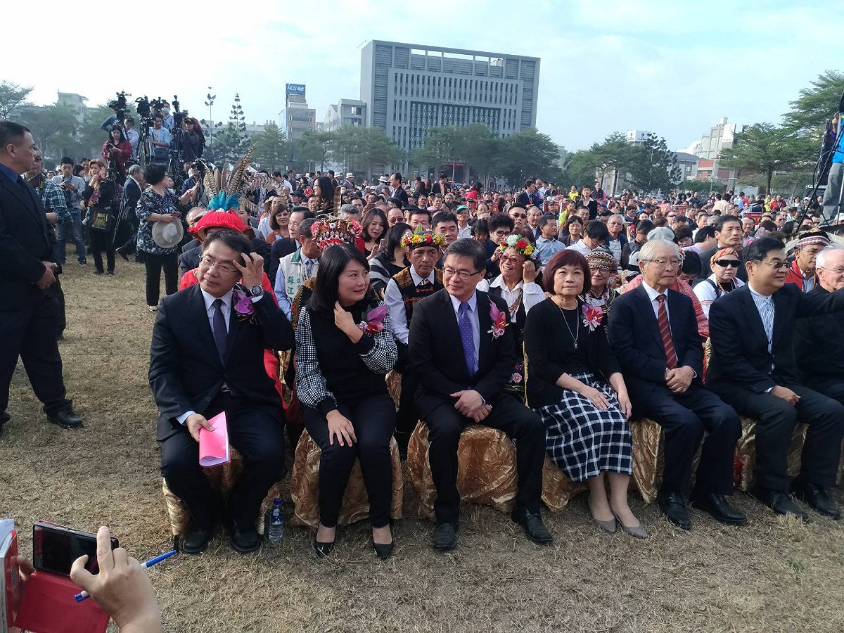 台南市政府在永華市政中心西拉雅廣場舉行第三屆市長宣誓就職典禮，典禮走簡約風，只花了50萬元。新任市長黃偉哲從卸任代理市長李孟諺的手中接下印信。 圖：黃博郎/攝