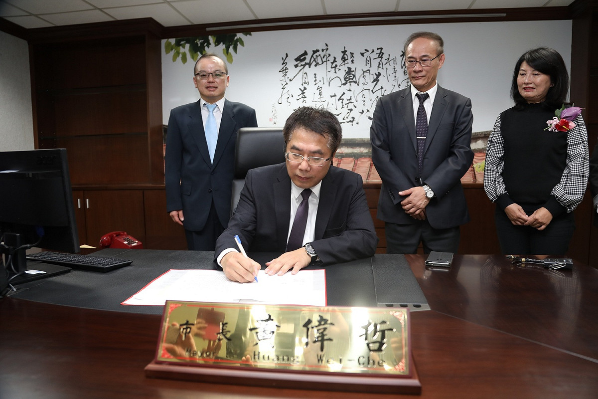 黃偉哲上任立即批示第一份公文，處理歐欣掩埋場的開發案。 圖：黃博郎/攝