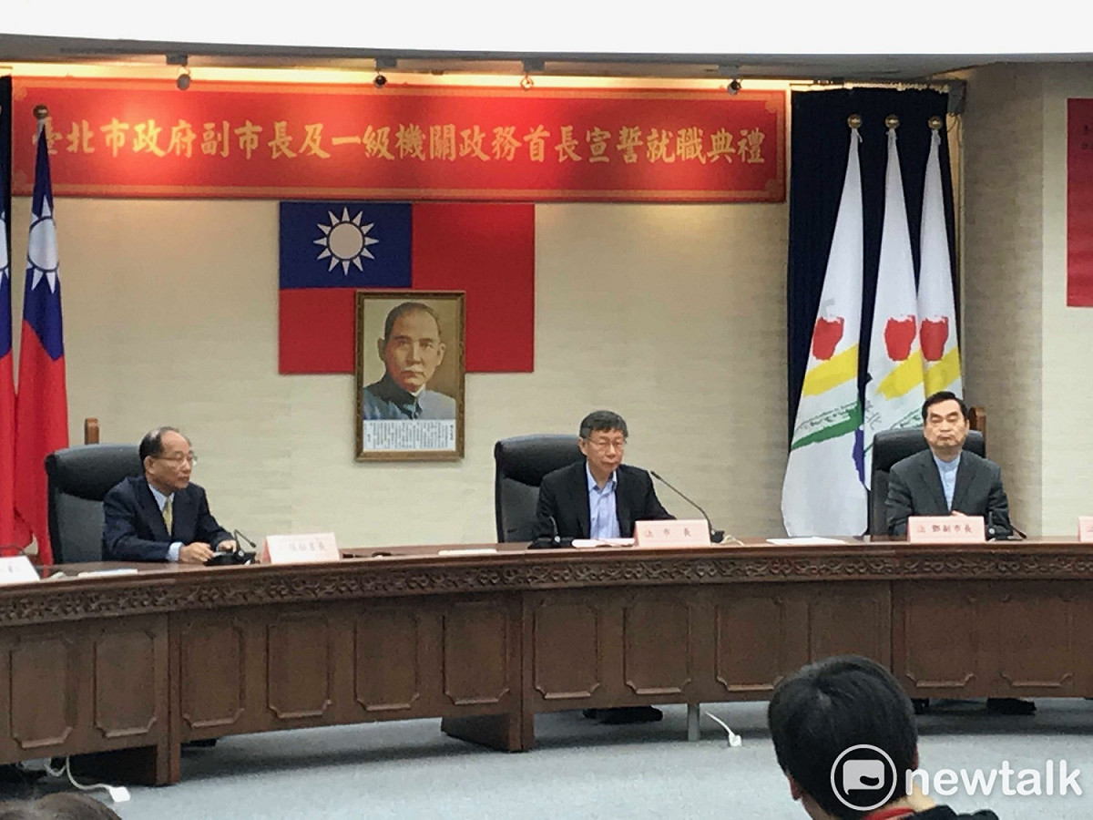 台北市長柯文哲（中）、副市長鄧家基（右）、秘書長張哲揚（左）。 圖 : 周煊惠 / 攝