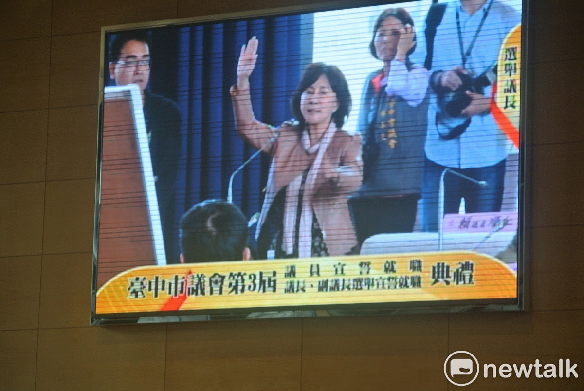 黃馨慧抗議唱票時也念出投票人的姓名。  圖 : 唐復年/攝