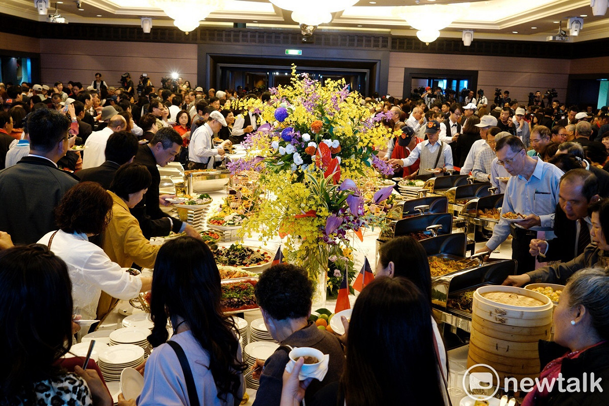 韓國瑜邀請賓客們至高雄國賓飯店吃「高雄風味小吃」。 圖：張良一/攝