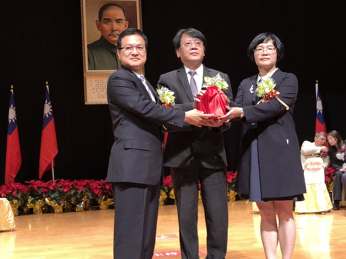 王惠美從監交人環保署代理署長蔡鴻德接下印信。 彰化縣政府/提供