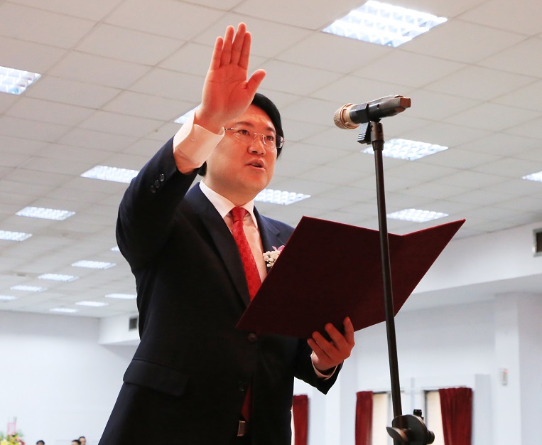基隆市長林右昌宣誓就職。 圖：基隆市政府 / 提供