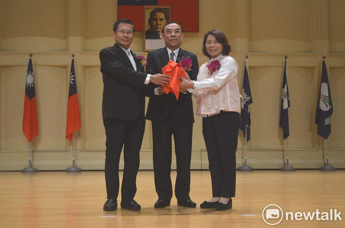 嘉義市長就職交接典禮25日舉行，由內政部長蔡清祥監交，前後任市長涂醒哲、黃敏惠交接印信。 圖：蔡坤龍/攝