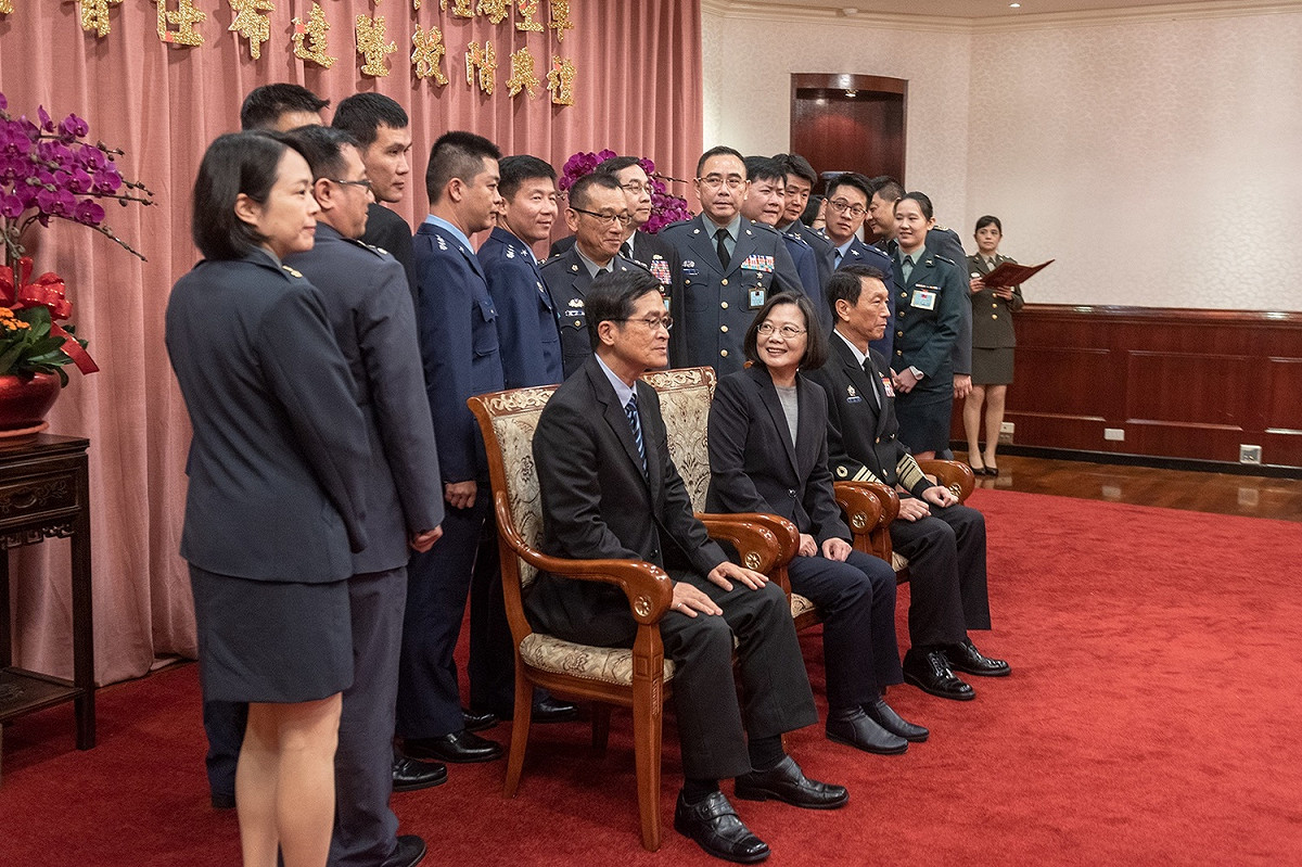 總統蔡英文與108年上半年陸海空軍晉任將官合影。 圖：總統府/提供