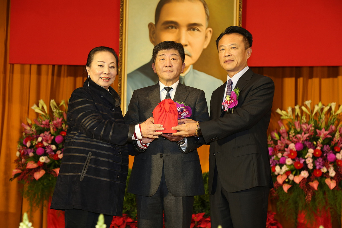 嘉義縣長翁章梁（右）履新，從原縣長張花冠手中接過印信。 圖：嘉義縣政府/提供