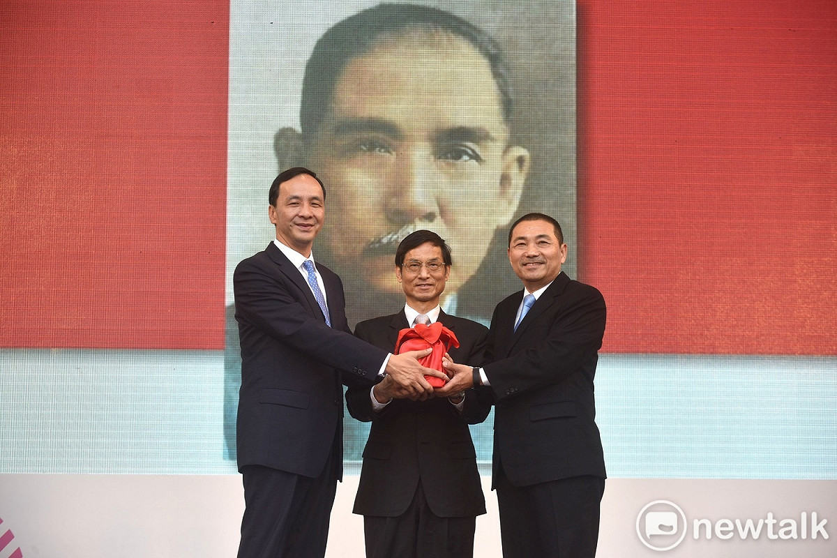 行政院政務委員林萬億擔任監交人，朱立倫將新北市市長印信交到侯友宜手中，象徵市政交接。  圖：林昀真／攝