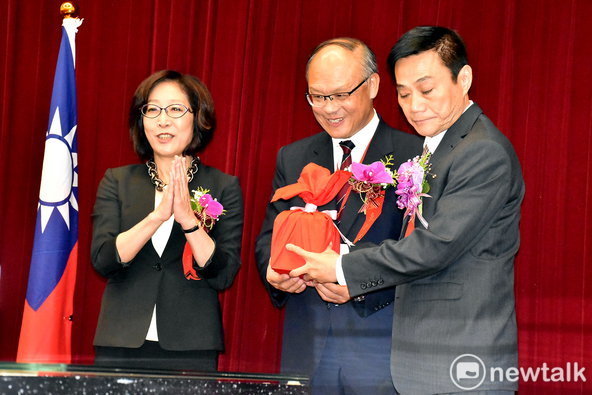 許崑源（右）奪回康裕成（左)的議長寶座。 圖：孫家銘/攝