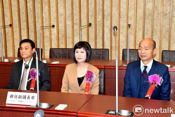 新科高雄市長韓國瑜(右一)就職後趕到市議會，祝賀剛出爐的議長許崑源（左）及副議長陸淑美（中)。 圖：孫家銘/攝