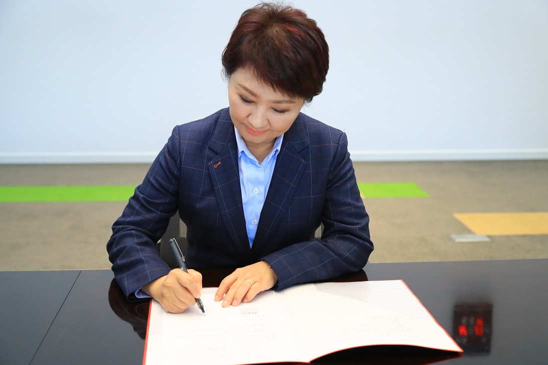 台中市長盧秀燕於就職典禮交接儀式後，進辦公室批示第一件公文。 圖：台中市政府新聞局提供