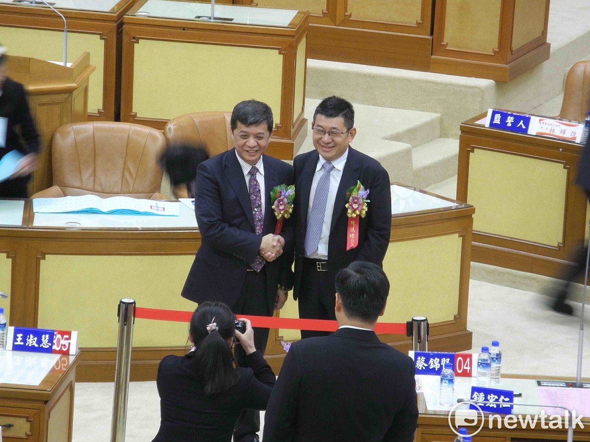 新北市議會副議長由國民黨籍陳鴻源（右）擊敗尋求連任的民進黨籍陳文治（左）。  圖：王峻昌/攝(資料照片)