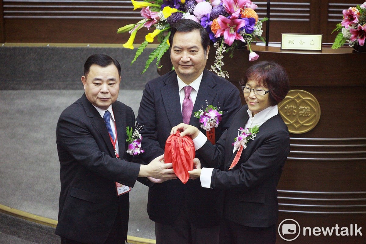 桃園市議會國民黨籍議長邱奕勝獲42位議員支持順利連任議長。 圖：林昀真/攝