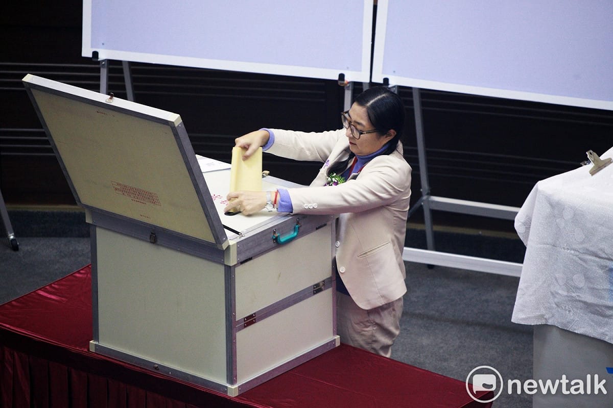 桃園市議會25日上午9點30分開始進行議長、副議長選舉作業。 圖：林昀真/攝