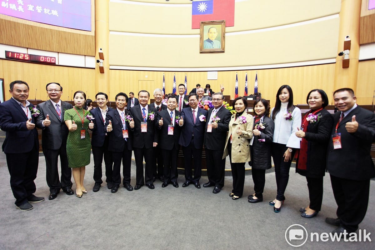 市長鄭文燦與國民黨籍議員於選舉完後合影。 圖：林昀真/攝