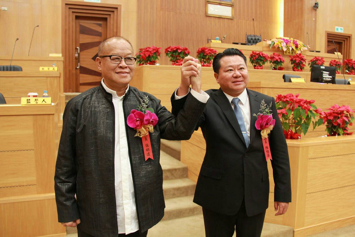 嘉義縣議長張明達（左）及副議長陳怡岳雙雙獲得連任。 圖：嘉義縣議會/提供