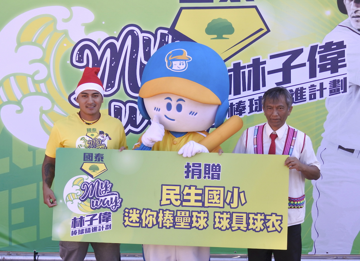 林子偉回母校那瑪夏民生國小。 圖／記者劉祐廷攝