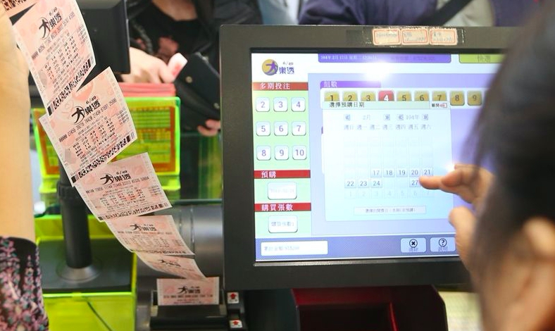 今年10月23日南投縣草屯鎮大樂透頭彩新台幣1.13億元，由1人獨得，中獎人特地送了價值260萬元的豪車給彩券行店員。 圖 : 中央社