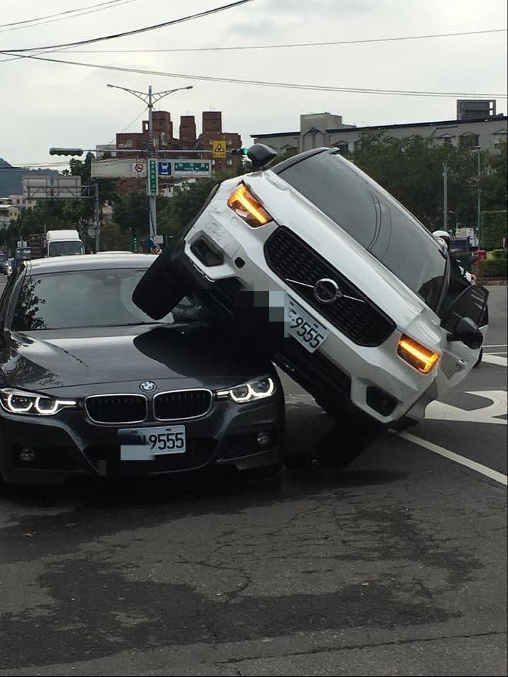 白色休旅車Volvo撞上黑色BMW，車牌皆為9555，兩車主原來是夫婦。 圖：翻攝自臉書社團「聯結車 大貨車 大客車 拉拉隊 運輸業 照片影片資訊分享團」