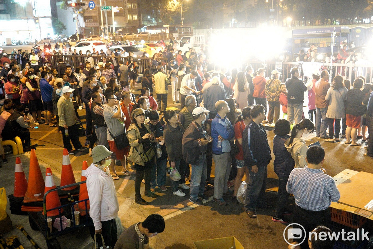 信任高雄市長韓國瑜晚間將履行選前承諾夜宿果菜公司，大批高雄市民在果菜公司外守候等待韓國瑜市長到來，不少人更是大排長龍領取免費咖啡和飲料。 圖：張良一/攝