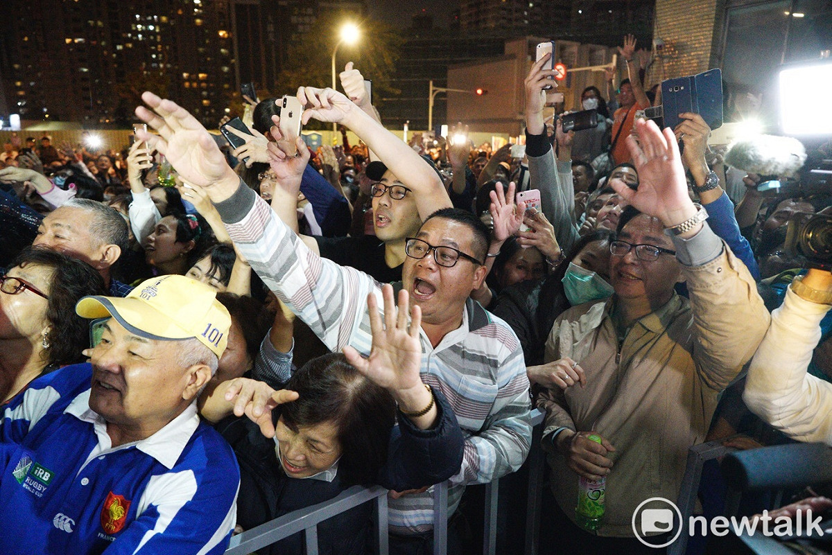 雄市長韓國瑜和夫人李佳芬夜宿果菜公司前，受到支持者熱情的歡迎。 圖：張良一/攝