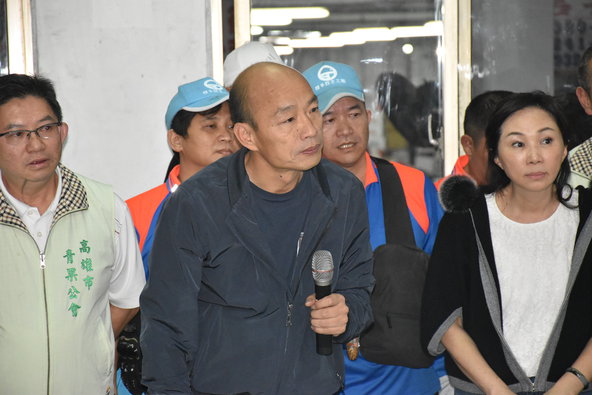 韓國瑜(中)和李佳芬(右)一起到果菜市場。 圖：孫家銘/攝