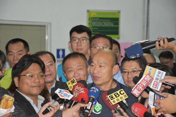 韓國瑜今天一大早即被媒體包圍。 圖：孫家銘/攝