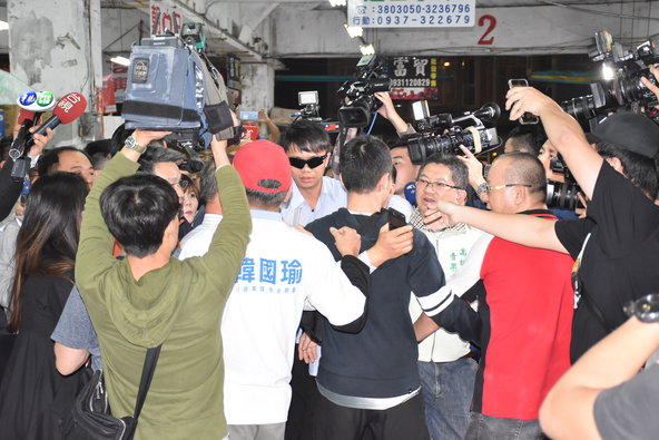 媒體為搶韓國瑜鏡頭亂成一團。 圖：孫家銘/攝