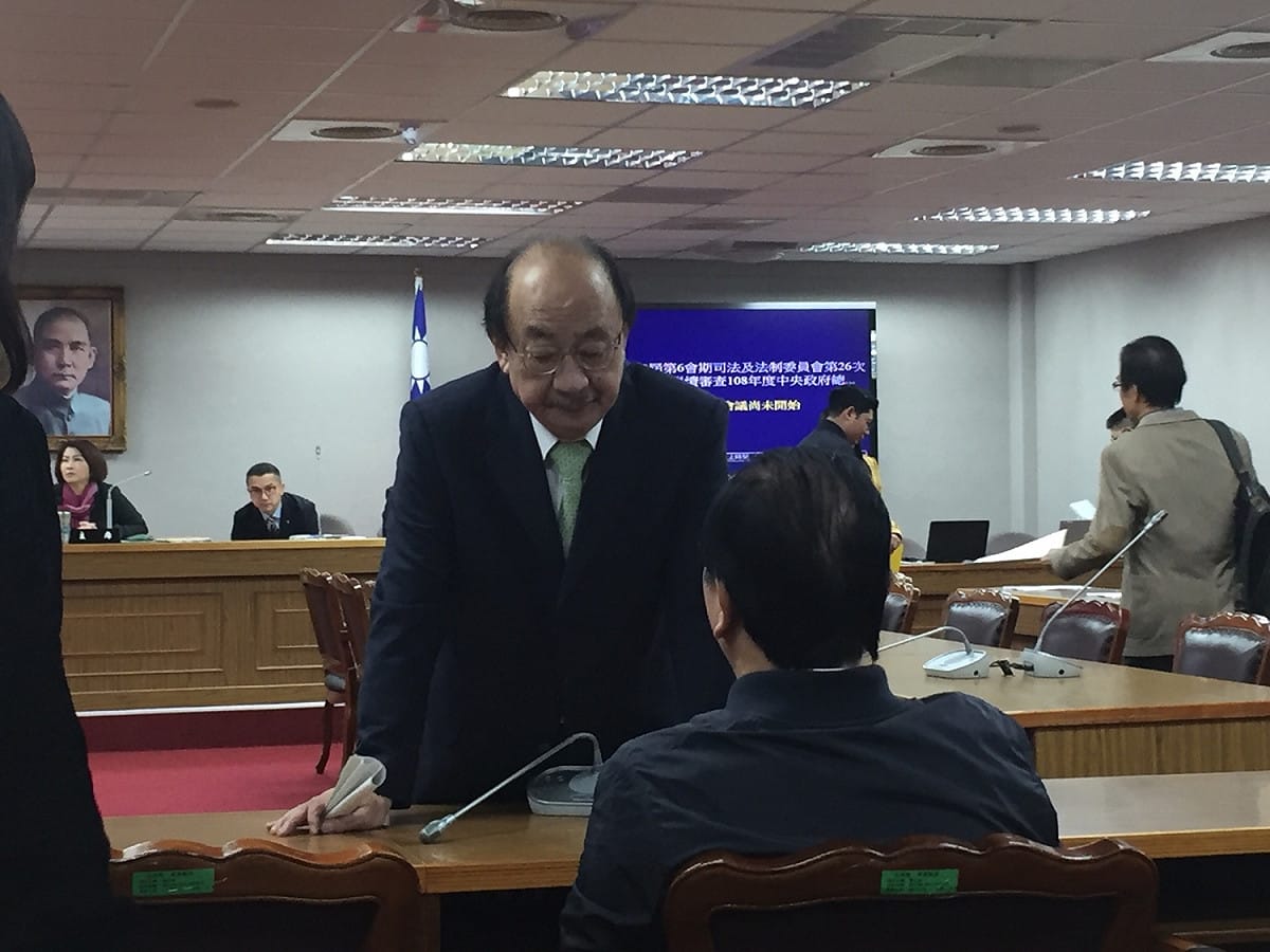 民進黨團總召柯建銘上午也到場坐鎮與藍委們溝通。 圖：趙婉淳／攝