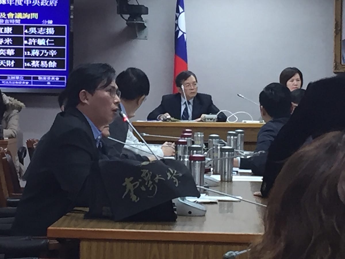 黃國昌強烈表達反對，並怒罵「國民兩黨打假球嗎？戳好了就可以，難道上演藍綠大和解嗎？」，柯建銘則提醒「講話小心一點」。 圖：趙婉淳／攝