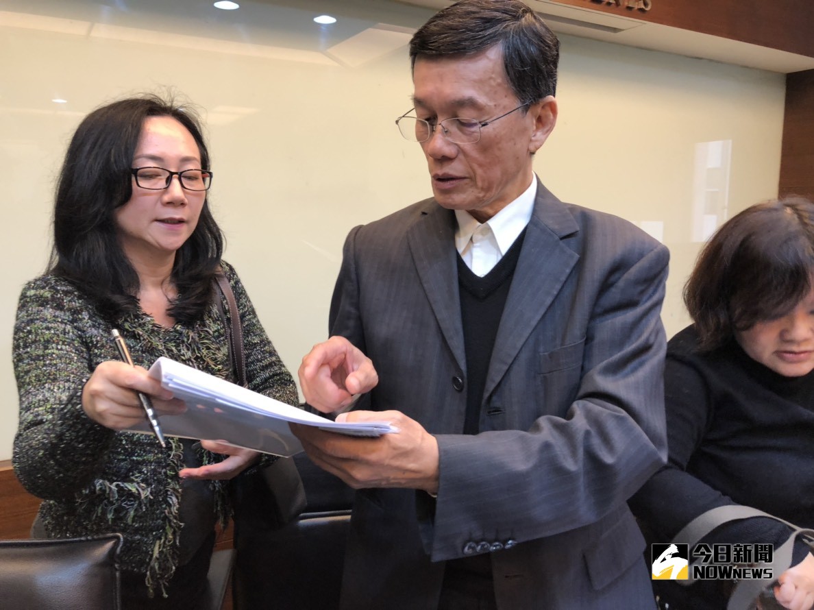 台灣國際觀光救援服務協會理事長許高慶表示，越南旅客疑似購買單程機票來台，背後應有不法集團操控。 圖／記者陳致宇攝, 2018.12.26