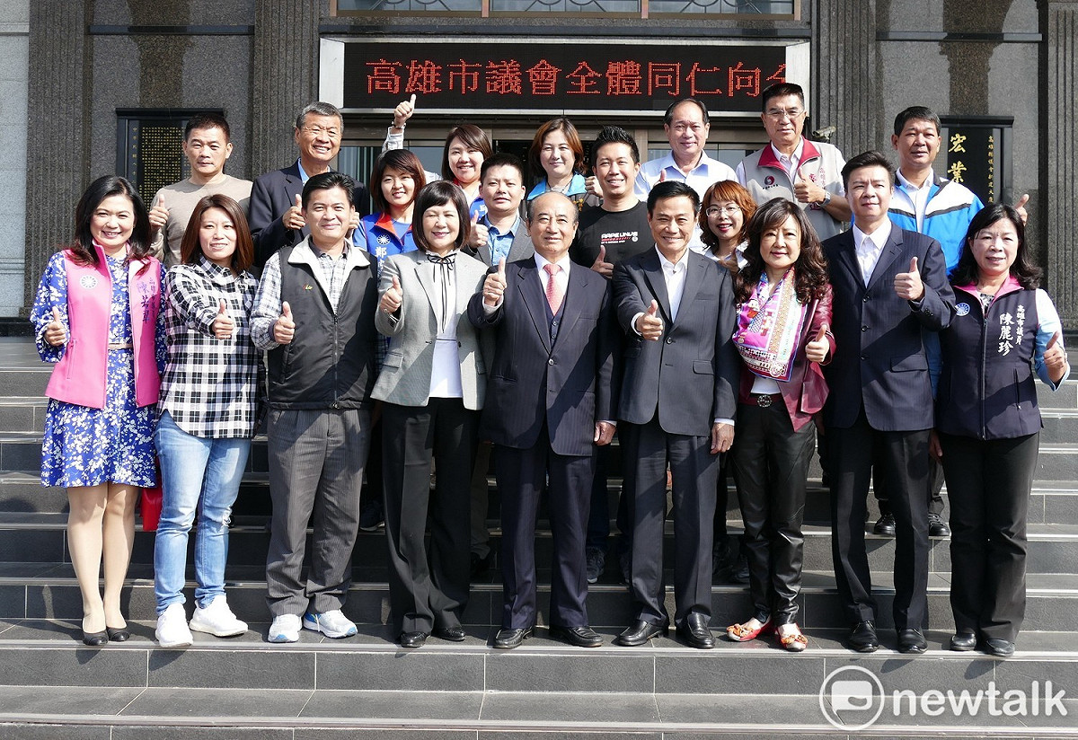 王金平(中)拜會許崑源(右四)與十餘位黨籍及友好議員。 圖：孫家銘/攝