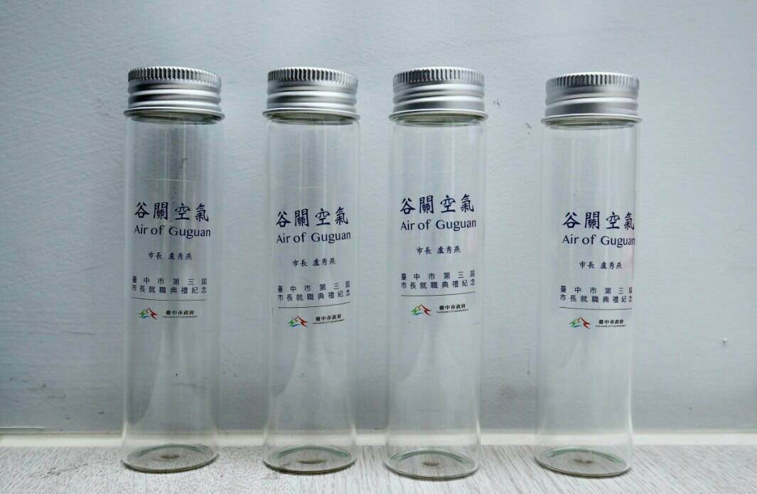 市長盧秀燕就職典禮，送谷關乾淨空氣瓶紀念品。  圖／柳榮俊攝2018.12.25