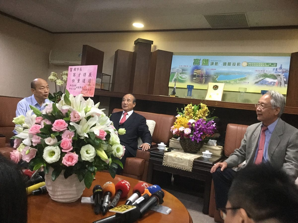 王金平(中)與蕭漢俊(右)前往市府拜會韓國瑜。 圖：孫家銘/攝