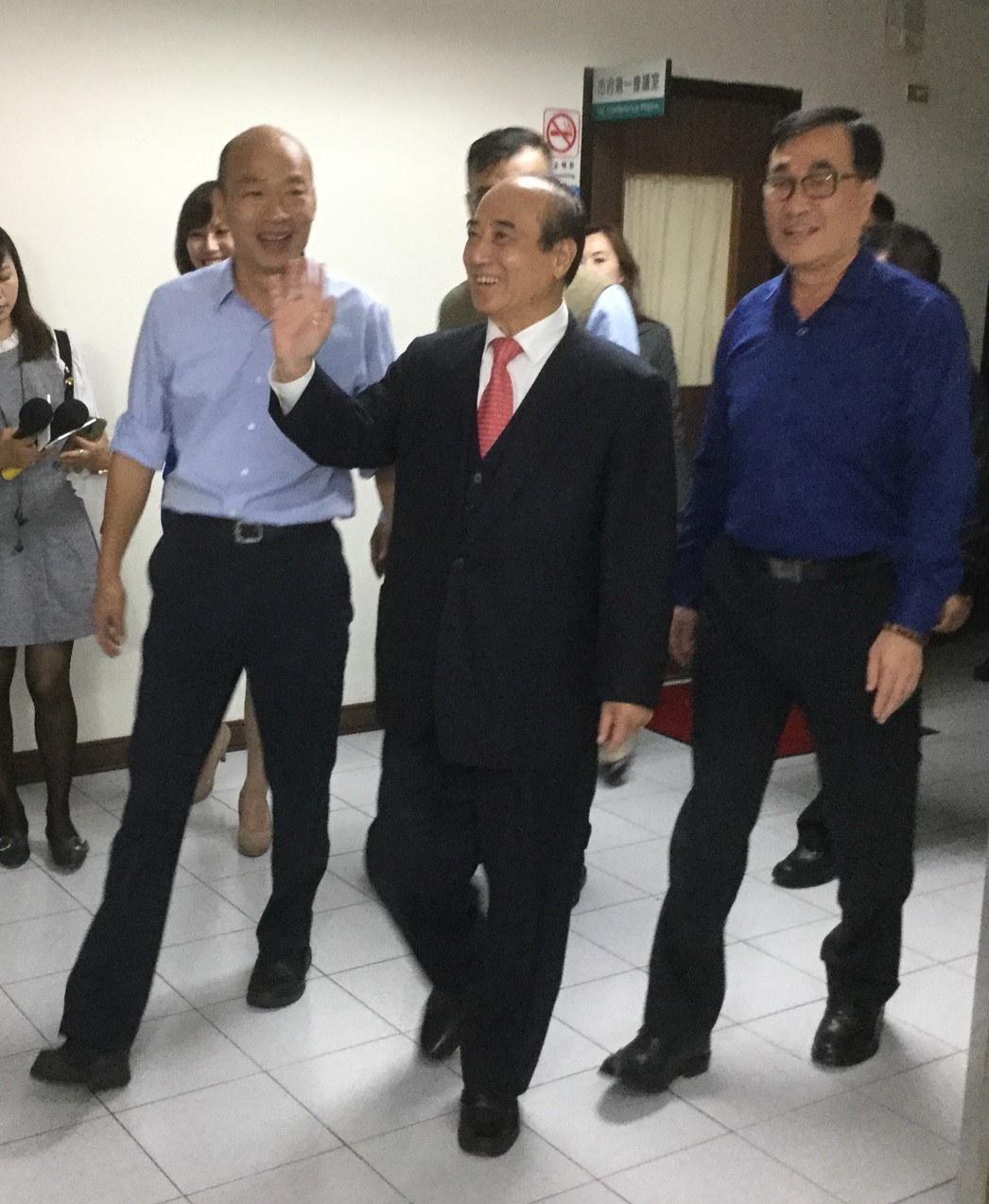 韓國瑜、王金平、李四川(左至右)一起坐電梯下樓用餐。 圖：孫家銘/攝