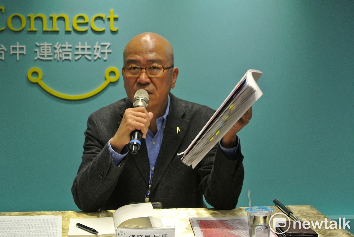 經發局長高禩翔說，目前能掌握的文件只有手上這些。 圖 : 唐復年/攝