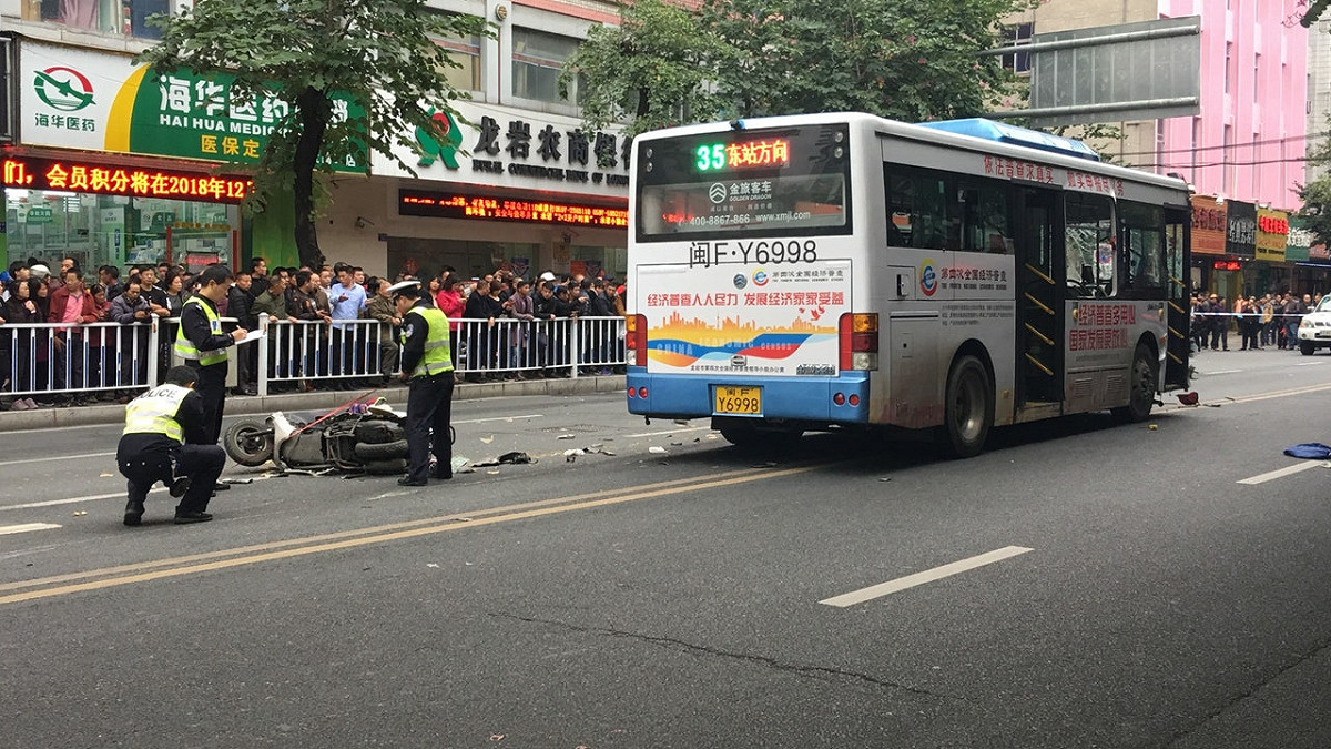 福建龍岩公車劫持案，已造成8死22傷，傷者之中一人尚未脫離生命危險。 圖 / 翻攝自香港01