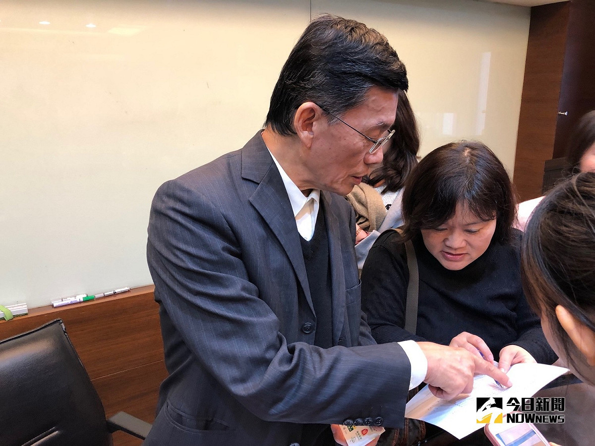 許高慶稍早質疑越南旅客購買單程機票來台，但下午改口證實有回程機票。 圖／記者陳致宇攝, 2018.12.26