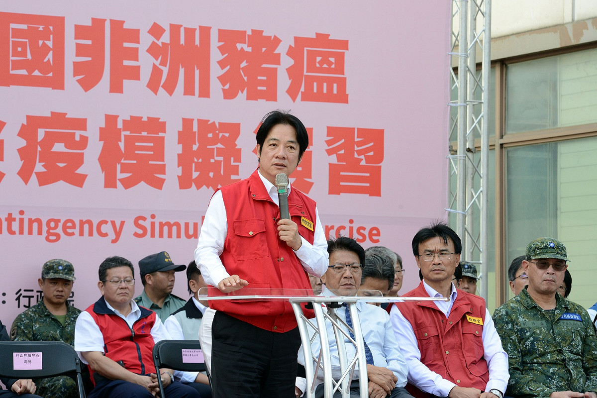 行政院長賴清德今（26）日至高雄及屏東視察「非洲豬瘟緊急防檢疫演習」。 圖：行政院提供