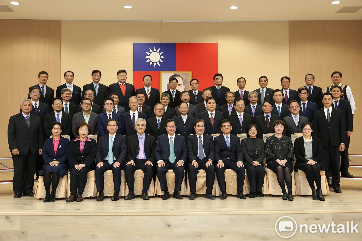 桃園市政府第二屆新任團隊包括市長鄭文燦、各局處首長及各區區長大合照。 圖：林昀真／攝