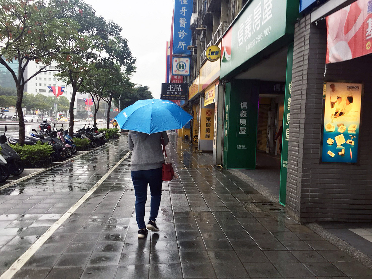 今（22）日北部及東半部地區仍有短暫雨，民眾外出要記得帶傘 圖：葉宜哲／攝