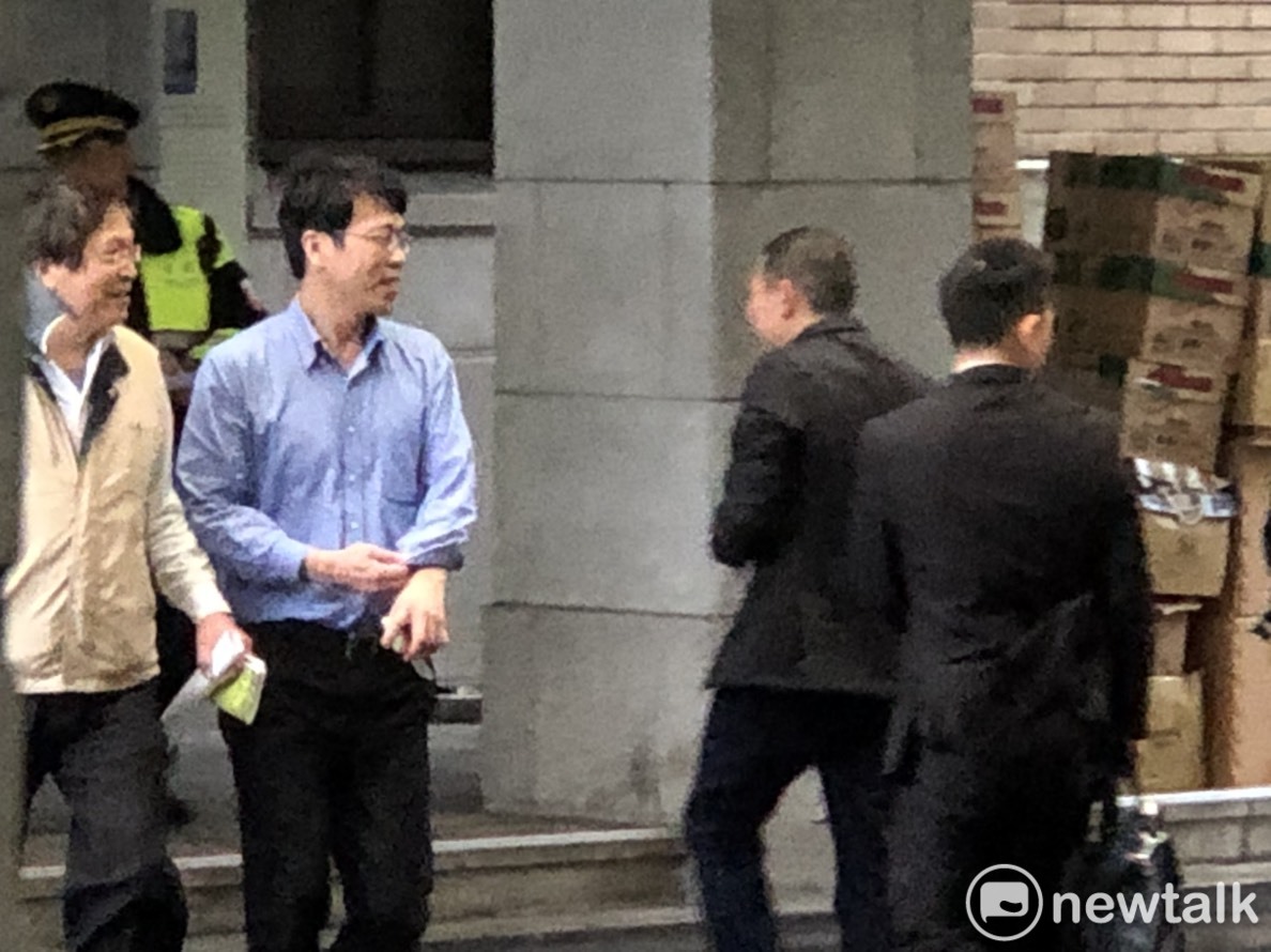 今（27）天除了新北市長侯友宜從政院後門進去外，其他5位市長都是從前門搭車從大門進入開會。 圖：謝莉慧/攝